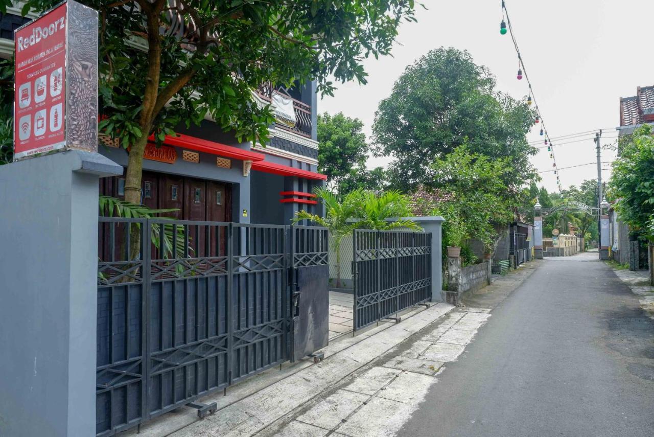 ホテル Reddoorz Syariah Near Monumen Jogja Kembali Kejayan エクステリア 写真