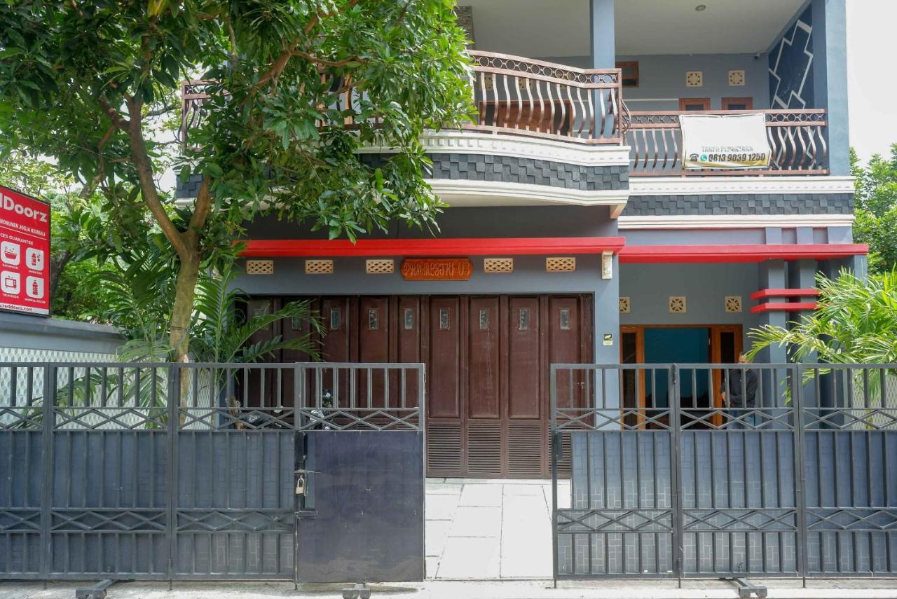 ホテル Reddoorz Syariah Near Monumen Jogja Kembali Kejayan エクステリア 写真